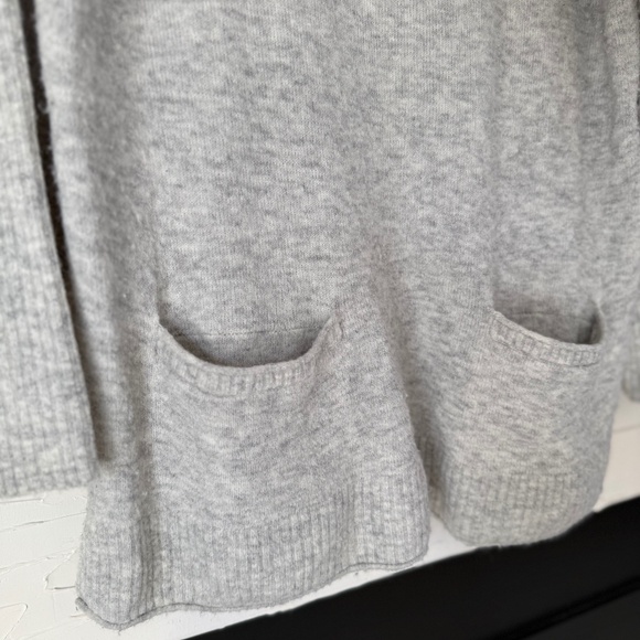 Abercrombie Super Soft Two-Pocket Sweater | Size M - Picture 4 of 7